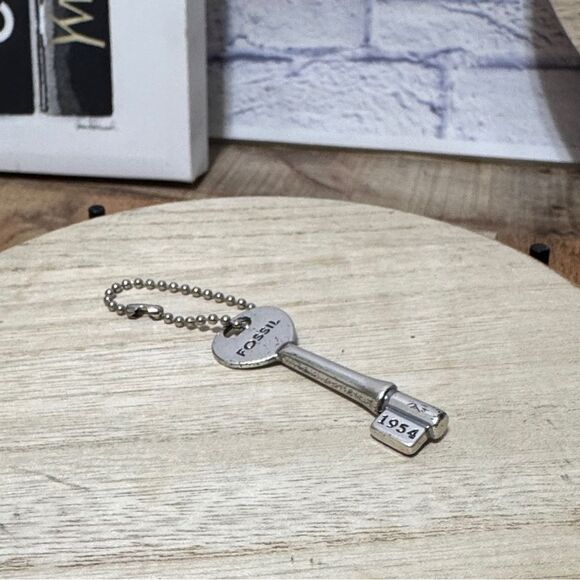 Fossil Silver-tone Key Replacement Key Charm Purse Keychain Fob Hangtag - Picture 1 of 3